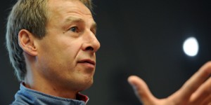 【龙八国际】克林斯曼：当年踹广告桶后哭着向特拉帕托尼道歉，这事跟了我很久