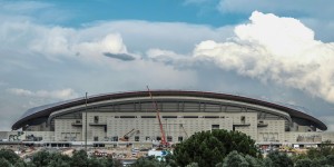 【龙八国际】世体：皇马战平奥萨苏纳后，马竞球迷在大都会球场附近聚集庆祝