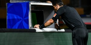 【龙八国际】电讯报：英超本想现场播报解释VAR判罚，因各队主帅强烈反对作罢