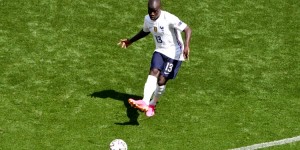 【龙八国际】马克龙今日造访法国基地，调侃坎特有三个肺