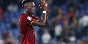 【龙八国际】跟队记者：罗马前锋亚伯拉罕将在3月初恢复合练，已因伤缺席9个月