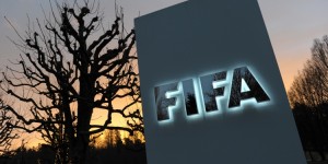 【龙八国际】记者：FIFA研究更改海外比赛规则，欧洲联赛可能赴国外踢球