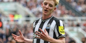 【龙八国际】卡拉格：如果纽卡愿意卖戈登，利物浦应该抢先求购