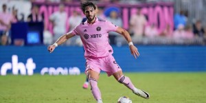 【龙八国际】由于苏亚雷斯未在10秒内离场，坎帕纳等足1分钟才被允许上场