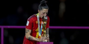 【龙八国际】埃尔莫索控诉前西班牙女足主帅：睡觉时让我们开着房门等他去谈话