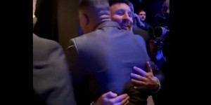 【龙八国际】前队友+世界杯对手！梅西和姆巴佩在颁奖前友好拥抱