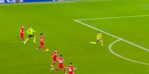 【龙八国际】世界名画！赖斯1V5力阻利物浦反击大军