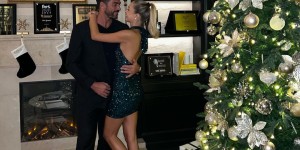 【龙八国际】性感露背短裙，瓦尔加晒圣诞照：祝所有人圣诞快乐?