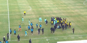 【龙八国际】冷静！马来西亚球员犯规踢到徐彬头部，双方在场上发生冲突！