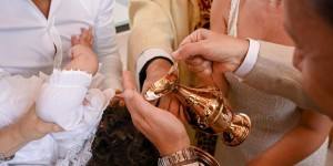 【龙八国际】视若珍宝！胡尔克带小女儿完成洗礼 系他与前妻侄女的第一个孩子