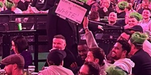 【龙八国际】麦迪逊在飞镖比赛现场举“北伦敦是白色的”标语，被安保没收