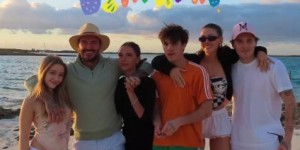 【龙八国际】和谐一家亲！贝克汉姆晒全家福祝贺儿媳妇佩兹29岁生日快乐