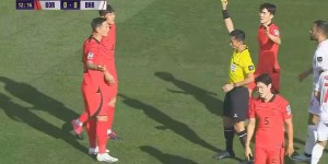 【龙八国际】韩国12分钟吃2张黄牌！金玟哉战术犯规，马宁向他出示黄牌