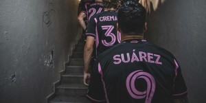 【龙八国际】?兄弟足球成了！苏亚雷斯晒照，巴萨U40四兄弟球衣同框