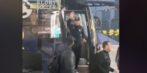 【龙八国际】C罗到酒店了！现场人山人海！C罗向球迷们招手！