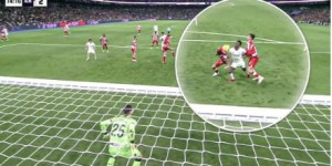 【龙八国际】当值主裁和VAR对话：一致同意球击中维尼修斯肩膀，没有进攻犯规