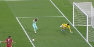 【龙八国际】错失绝佳机会！韦世豪单刀打在门将身上，后悔懊恼到抱头?