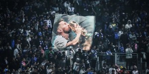 【龙八国际】?围观巨星！利雅得新月现场球迷打出梅西世界杯TIFO