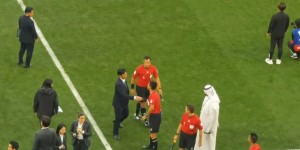 【龙八国际】友好致意！日本被淘汰后，森保一主动与马宁握手?马宁拍肩问候