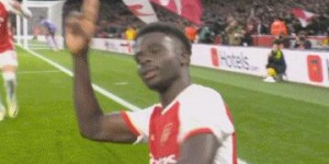 【龙八国际】姆总同款?萨卡破门后上演姆巴佩同款滑跪+敬礼庆祝动作