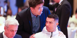 【龙八国际】董方卓晒与C罗交流照片：还是这个男人有担当！不怂不掩饰?