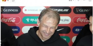 【龙八国际】韩媒：克林斯曼微笑出席发布会 遭球迷扔东西&被骂“滚回你家去”