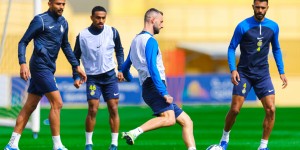 【龙八国际】C罗在主帅卡斯特罗注视下训练，像不像老师盯着学生写作业?