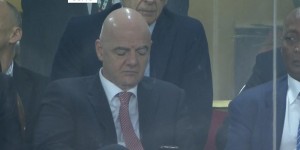 【龙八国际】让我康康?温格坐在因凡蒂诺身后，似乎在偷看他的手机?