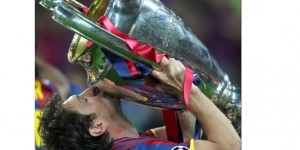 【龙八国际】#ValentinesDay??欧冠晒C罗、梅西亲吻欧冠奖杯照片