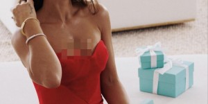 【龙八国际】安东内拉晒情人节图：身着红裙，耳戴挂饰+佩戴手环