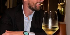 【龙八国际】安东内拉晒和梅西合照，两人相拥+拿手机自拍