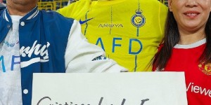 【龙八国际】铁杆粉丝！❤️来到比赛现场支持C罗的中国球迷?