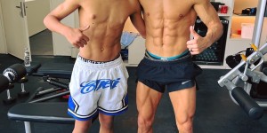 【龙八国际】?C罗晒与迷你罗一起健身照，父子俩全部八块腹肌?