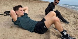 【龙八国际】加维晒图在海边进行康复训练，球员目标下赛季复出