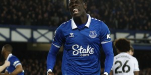 【龙八国际】记者：阿森纳与埃弗顿初步接触想签奥纳纳，其他球队也对他有意