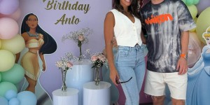 【龙八国际】安妞晒照：全家人为自己庆生，三个儿子穿着不同的球衣