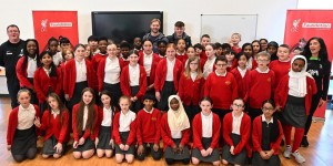 【龙八国际】关注心理健康！凯莱赫和布拉德利前往小学参与利物浦基金会活动