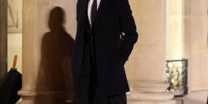 【龙八国际】姆巴佩在国宴上坐马克龙左手第四个位置，同桌还有LV总裁和萨科齐