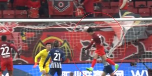 【龙八国际】?看看这滞空高度！武磊狮子摇头+滑跪庆祝一气呵成，太丝滑了