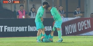 【龙八国际】体能不足！国青球员下半场多次抽筋，刘铁诚双腿抽筋被换下