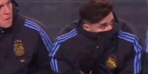 【龙八国际】冷?！友谊赛未登场的阿尔瓦雷斯，在替补席是这样的