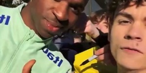 【龙八国际】维尼修斯与巴萨球迷合影，听到其为巴萨加油&侮辱皇马后转身就走