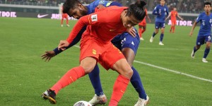 【龙八国际】记者：张玉宁左肩打封闭随队抵达首尔，李磊火线驰援下午入队训练