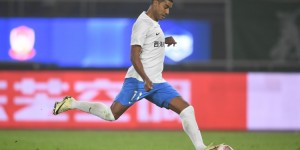 【龙八国际】记者：阿兰已来到国家队报到，表情轻松看起来问题不大