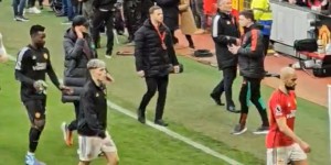 【龙八国际】曼联球迷高唱“尤尔根破防”之歌,克洛普退场时抚耳+摊手回应?