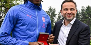 【龙八国际】各项赛事出场200次，米兰在今天的训练中为莱奥颁发奖牌