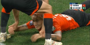 【龙八国际】失良机！韦世豪闪开后卫直面门将射飞！趴地懊恼 队友赶来安慰