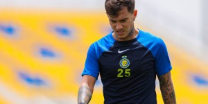 【龙八国际】停赛预防？C罗今日训练照：穿上了与主力队友区分的背心