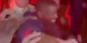 【龙八国际】淘汰巴萨！巴黎全队抵达法国，登贝莱被众人簇拥喜笑颜开