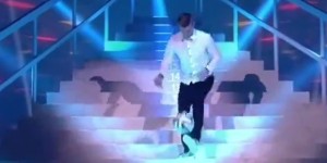 【龙八国际】你能上几层？克罗斯背身颠球上楼梯，轻松登上20级楼梯?